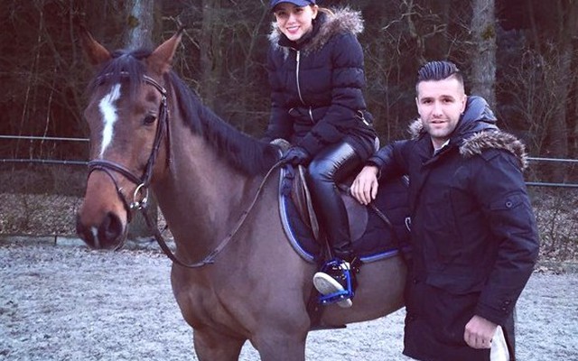 Van Bakel dạy DJ Myno cưỡi ngựa trong chuyến về thăm Hà Lan