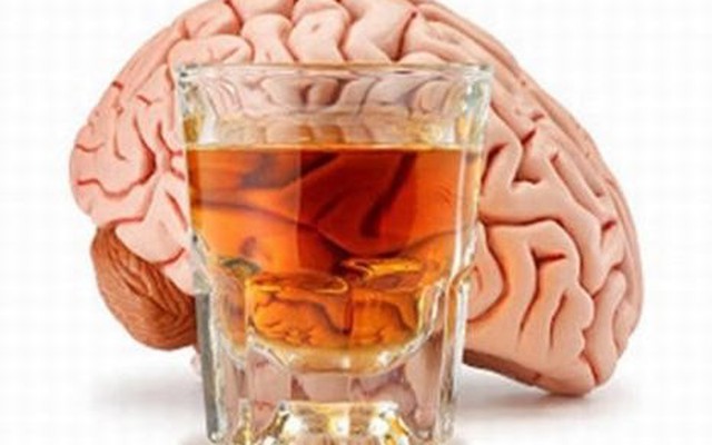 Rượu ăn mòn não người uống ra sao?