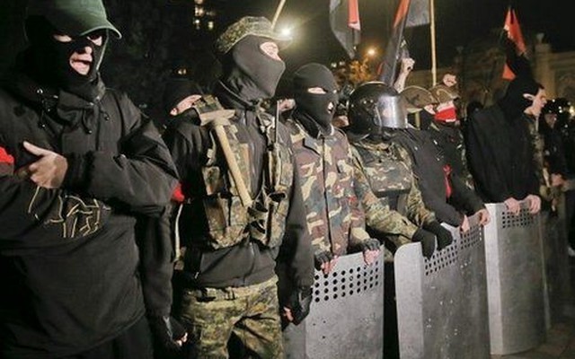 Right Sector đe dọa thời điểm TT Ukraine "bị xử tử trong hầm tối"