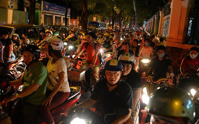 Sài Gòn kẹt cứng, người dân vất vả tìm đường về nhà