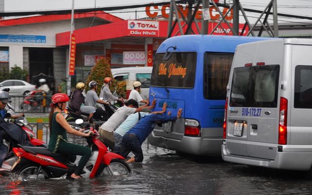 Nghề “độc” mùa đường ngập