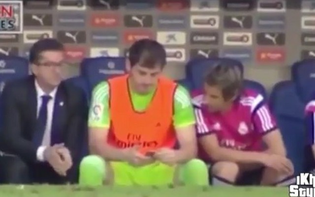 Chán xem đồng đội thi đấu, Casillas thản nhiên nghịch điện thoại