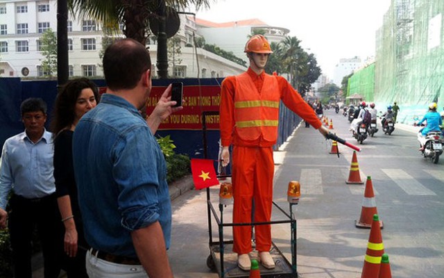 Người đi đường thích thú với “robot” điều tiết giao thông