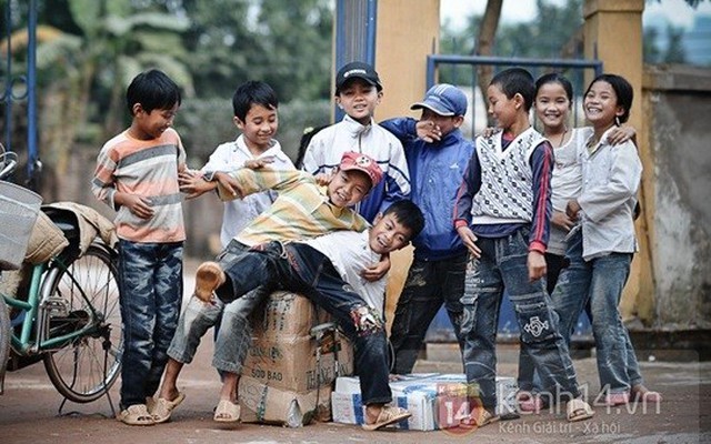 Những hình ảnh chứng minh sức sống bền bỉ của đôi dép tổ ong "huyền thoại"