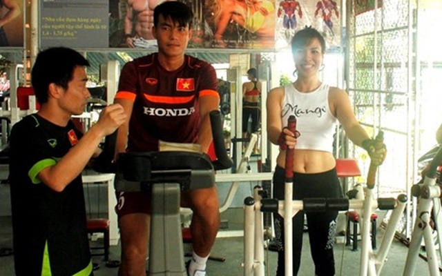 Chuyên gia Shinichi Kubo ngại ngùng trước 2 nữ HLV Aerobic xinh đẹp