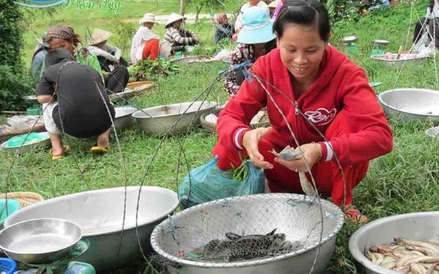 Chợ gánh trên “nóc nhà miền Tây”