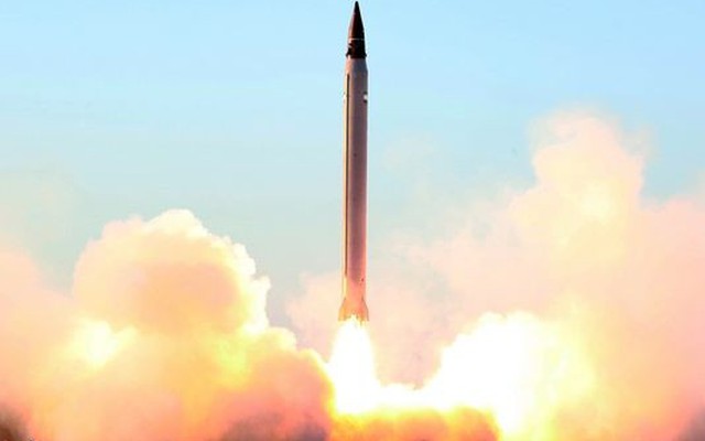 Iran thử thành công tên lửa tầm xa có điều khiển