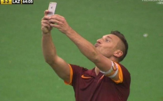 Lập siêu phẩm, Totti rút iPhone “tự sướng” giữa SVĐ