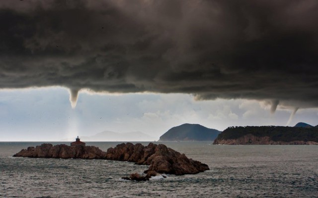 24h qua ảnh: Vòi rồng đang hút nước ngoài khơi Croatia