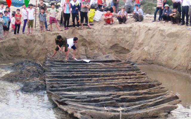 Hình ảnh: Trục vớt tàu nằm sâu dưới lòng đất 2m ở Thanh Hóa