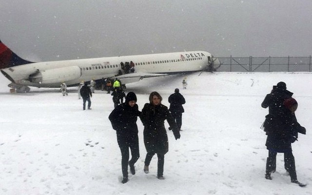 24h qua ảnh: Máy bay trượt đường băng làm hành khách hoảng loạn