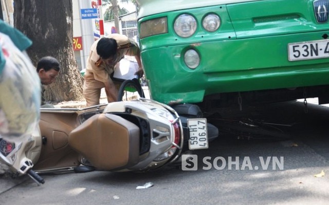 Đẩy nghiêng xe buýt, kéo người phụ nữ bị kẹt dưới gầm ra ngoài