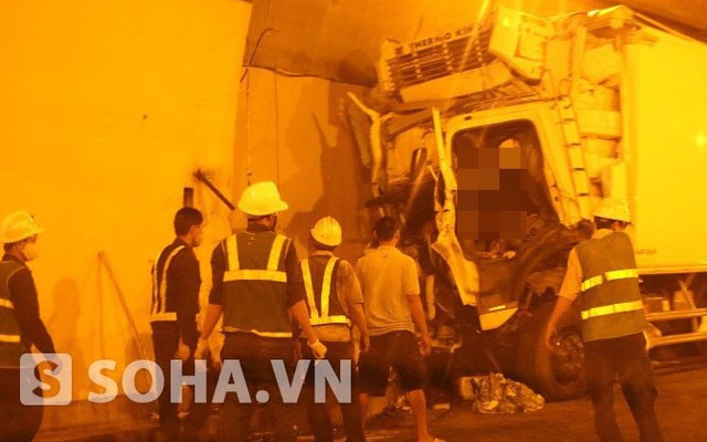Cạy cửa xe đưa thi thể nạn nhân vụ tai nạn ở hầm Hải Vân ra ngoài