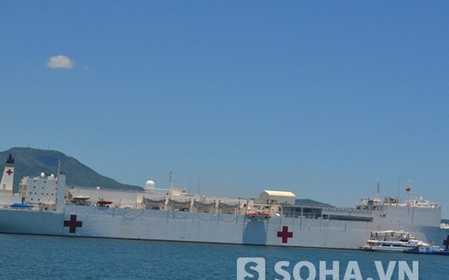Cận cảnh "siêu tàu" bệnh viện của hải quân Hoa Kỳ vừa đến VN