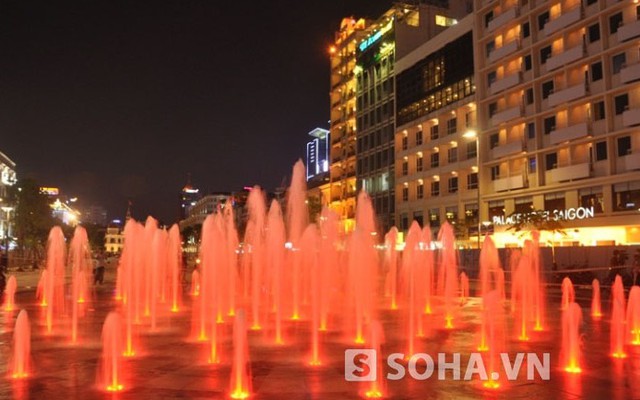 Người Sài Gòn thích thú với cảnh lung linh sắc màu trên phố đi bộ