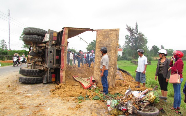 Xe chở đất lật ngang, vùi chết một phụ nữ buôn rau quả