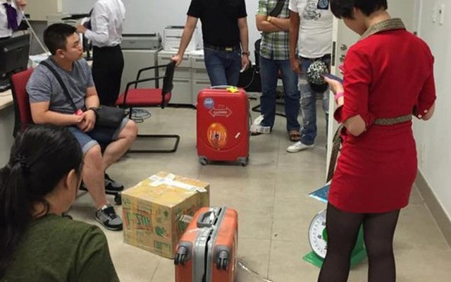Khách tố vali bị phá, mất cả kg hành lý khi bay từ Bangkok về VN
