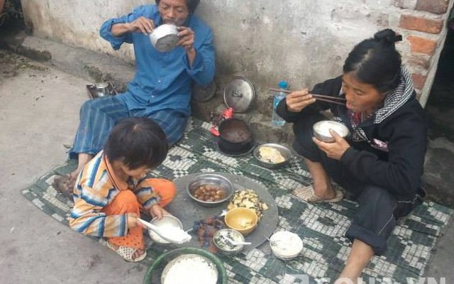 Bát cơm nguội chế bột canh của gia đình 4 người giữa TP Hưng Yên