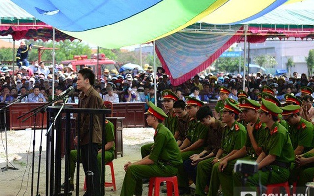 Xem tivi phiên tòa xét xử vụ thảm sát ở Bình Phước