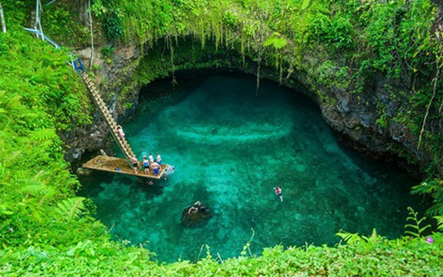 "Mát rười rượi" với hồ bơi kỳ ảo giữa đảo núi lửa xanh mướt
