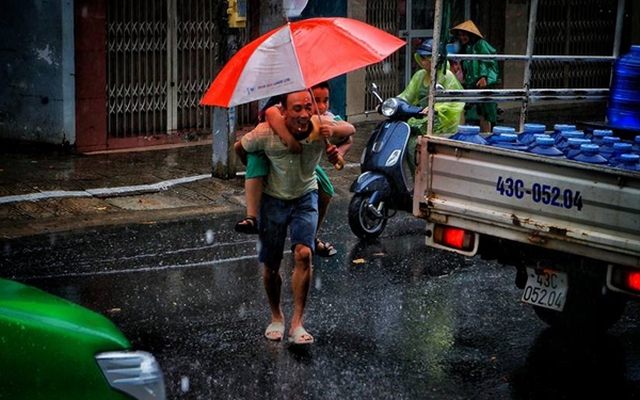 "Mưa rồi, về nhà thôi con" - Chùm ảnh cảm xúc trong ngày Đà Nẵng mưa bão