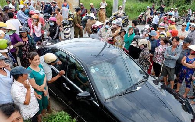 Hàng trăm người bức xúc chờ xem chồng diễn lại cảnh lái ô tô gây tai nạn cho vợ mình
