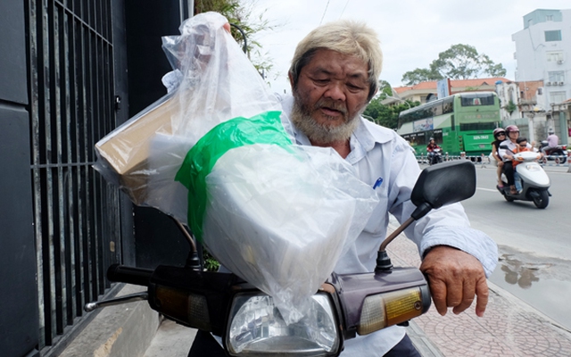 Chuyện thú vị về cụ ông 73 tuổi làm nghề shipper ở Sài Gòn