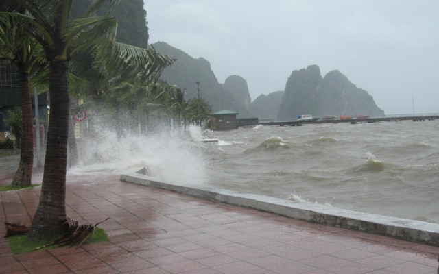 Bão số 1 giật cấp 10 chỉ còn cách Quảng Ninh - Hải Phòng 150km