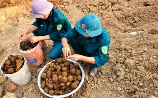 Hàng chục quả bom bi “lộ thiên” sau trận mưa lớn