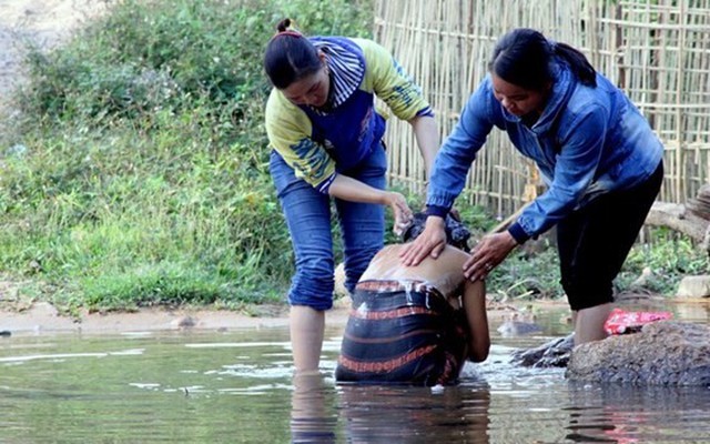 Cô gái “người rừng” ở Ka Tăng học lại cách làm người