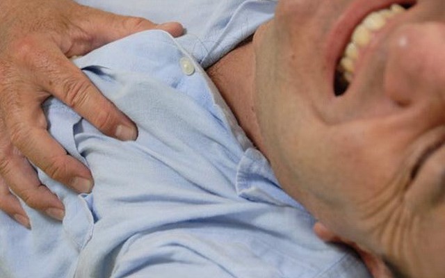 Sự thật về cách chọc kim vào đầu ngón tay cứu người đột quỵ
