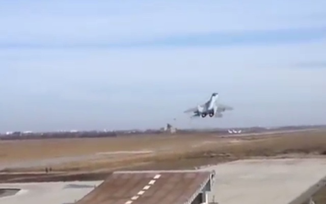 MiG-29K tập cất cánh trên tàu sân bay mô phỏng