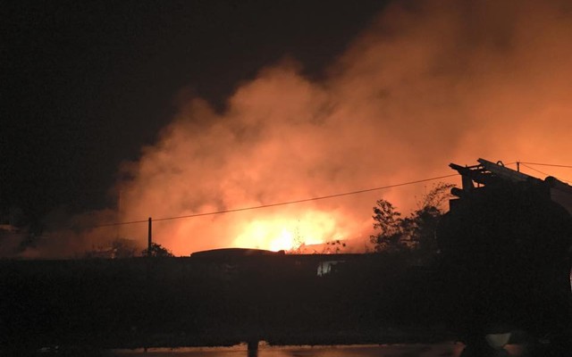 Cháy lớn tại công ty nông sản, công nhân hoảng loạn thoát thân