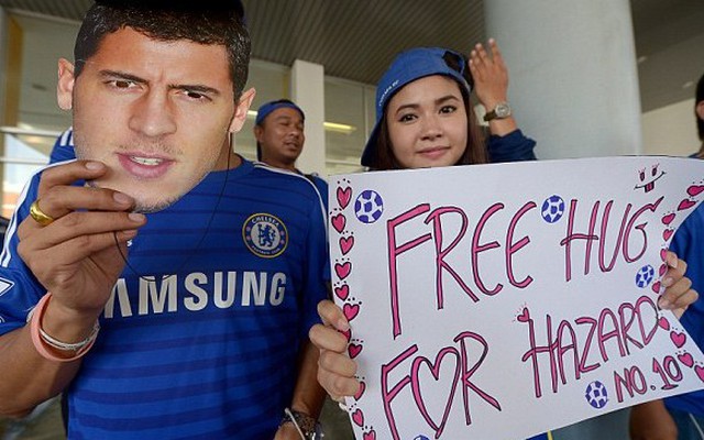 Fan nữ Thái Lan trao quà cực "độc" cho Hazard