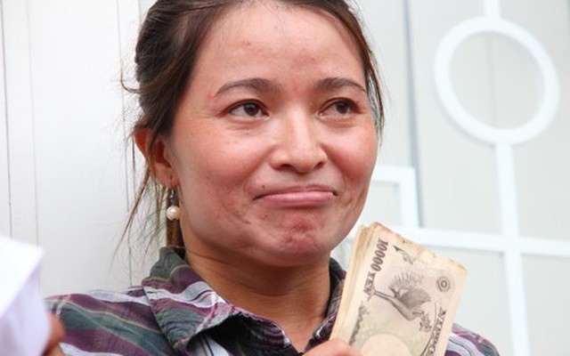 Người lạ đổ xô đến quấy rầy sau khi chị ve chai nhận 5 triệu yen