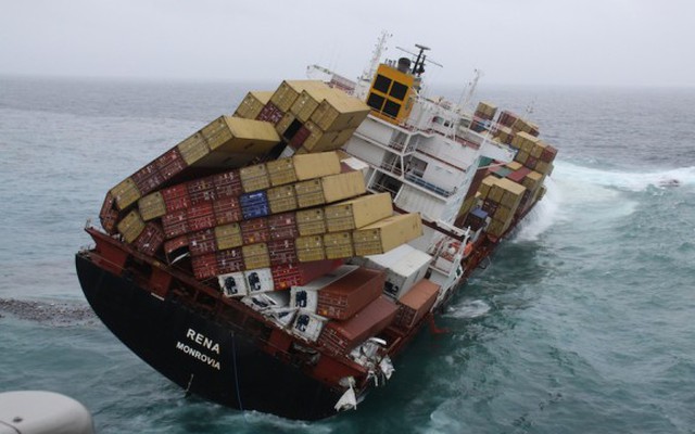 Có bao nhiêu chiếc container chìm xuống biển mỗi năm?