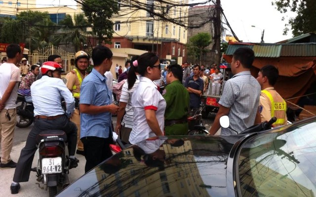 Chiến sĩ CSGT bị túm cổ áo giữa phố Hà Nội