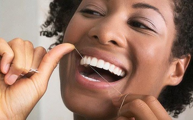 Dùng chỉ nha khoa thay tăm xỉa răng: Cẩn thận hại nhiều hơn lợi
