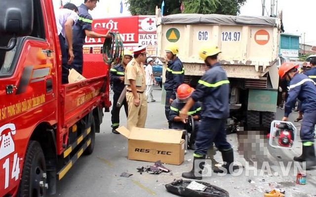 Cứu hộ nâng xe ben, đưa thi thể người đàn ông ra ngoài