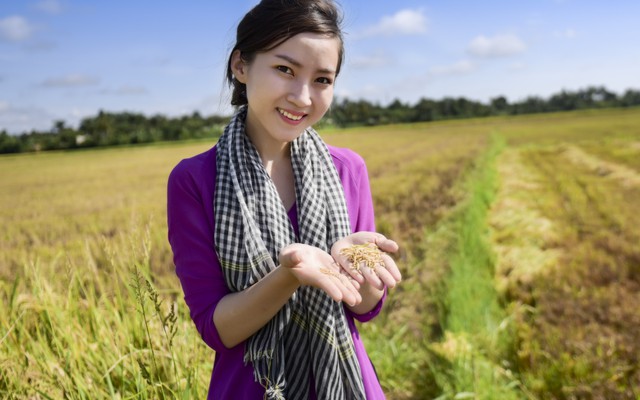 Nữ công sở xinh đẹp "hô biến" thành cô gái nông thôn