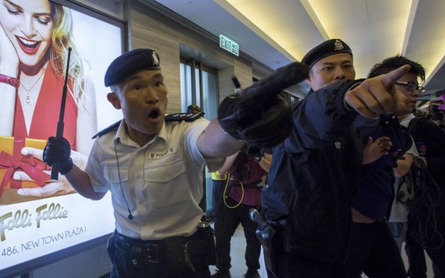 Cảnh sát phải cứu du khách TQ đại lục bị dân Hồng Kông "quây"