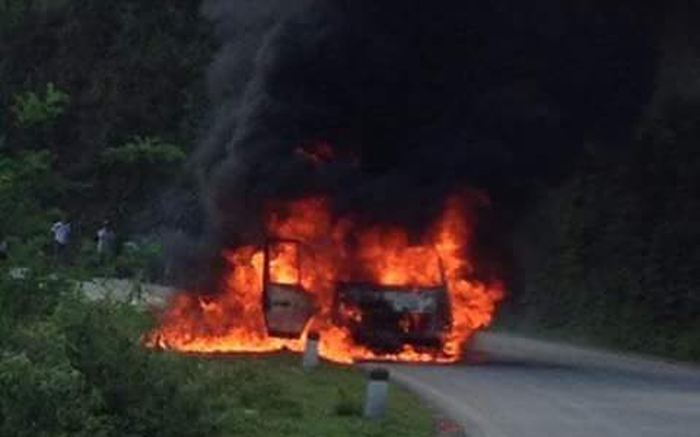 Đang chạy trên đường, xe khách bất ngờ bốc cháy như đuốc