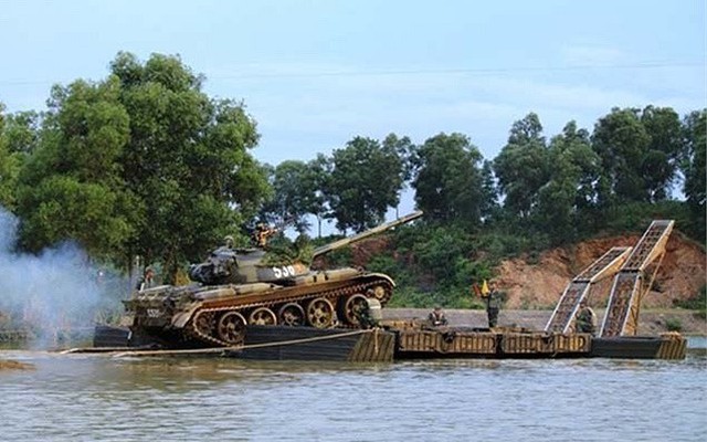 Phà chở tăng hạng nặng GSP của Công binh Việt Nam