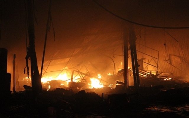 Bình Dương: Bốn shop quần áo bốc cháy ngùn ngụt giữa đêm