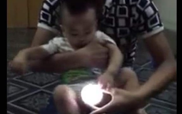 Tranh cãi bé 1 tuổi làm phát sáng bóng đèn ở Thanh Hóa