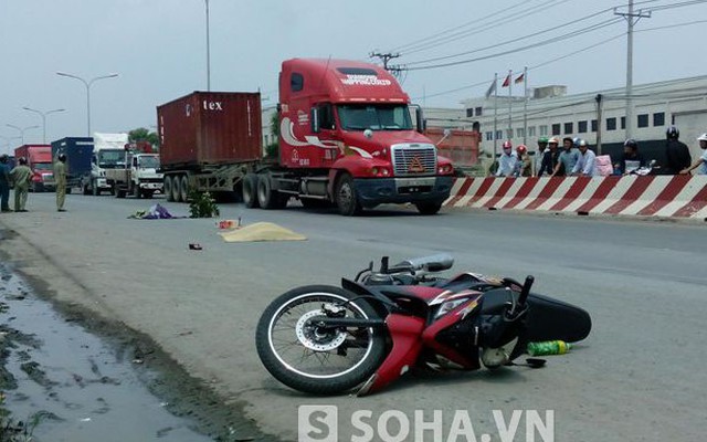 Tránh xe tải đậu dưới đường, người phụ nữ bị container tông chết