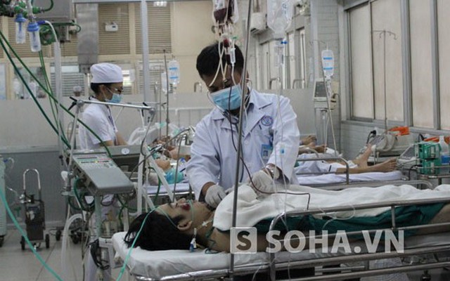 Bé 1 tuổi bị thương nặng trong vụ xe Phương Trang đâm 7 xe máy