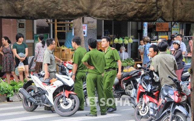 Thanh niên nằm gục trên vũng máu với vết đâm trước ngực