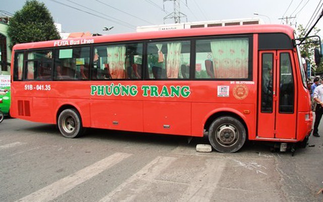 Xe Phương Trang lại tông người văng xa cả chục mét