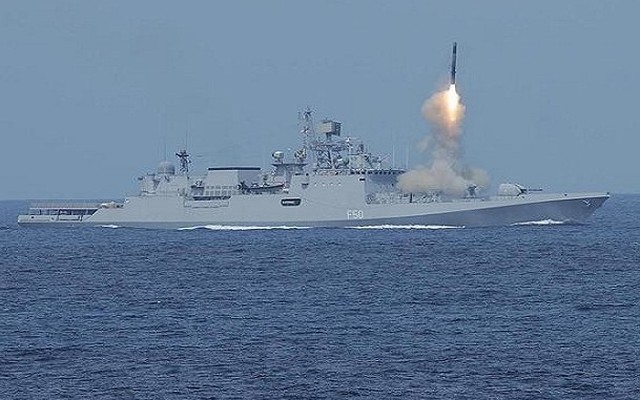 Ấn Độ thử thành công tên lửa BrahMos từ tàu khu trục mới